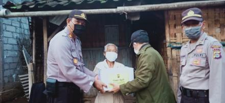 Kapolsek Busungbiu “Turun Gunung” Serahkan Bantuan Paket Sembako Kepada Lansia Miskin di Desa Sepang